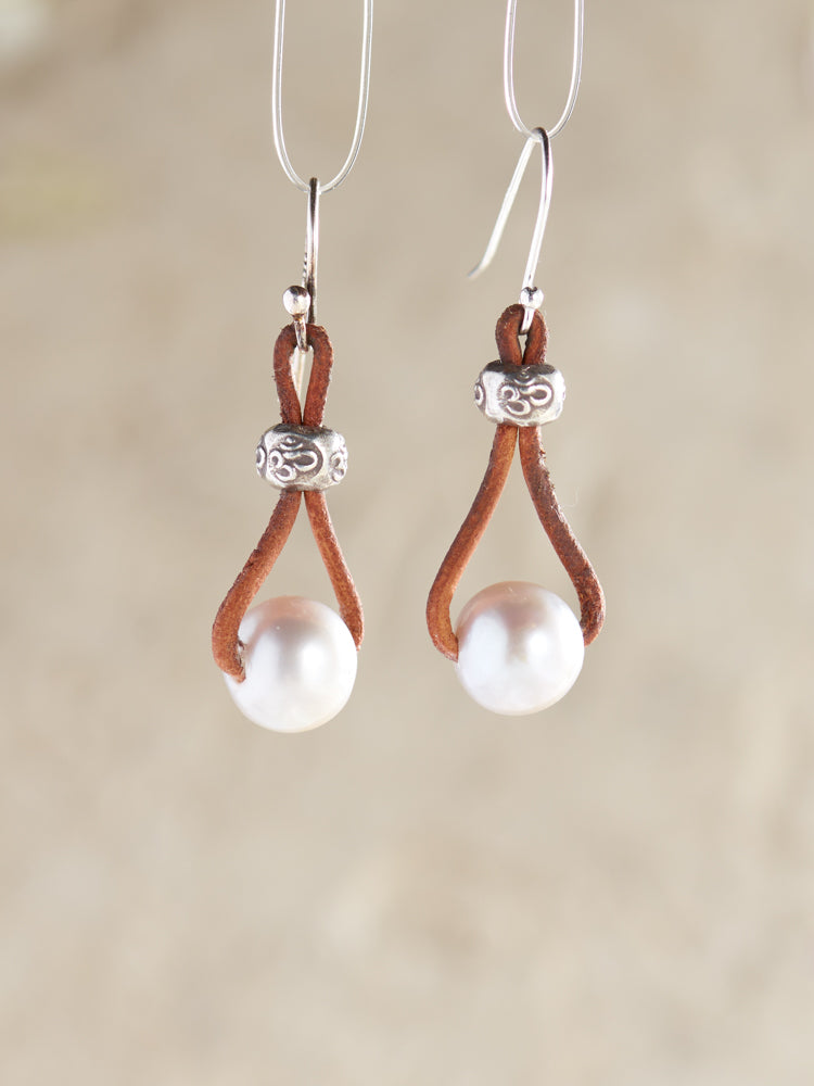 leather& pearl earrings